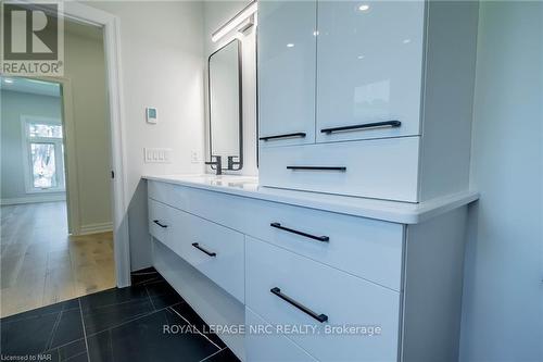 45A Lakeshore Road, St. Catharines, ON - Indoor Photo Showing Bathroom