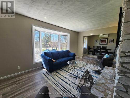 1460 Wallbridge Loyalist Road, Belleville, ON - Indoor Photo Showing Living Room