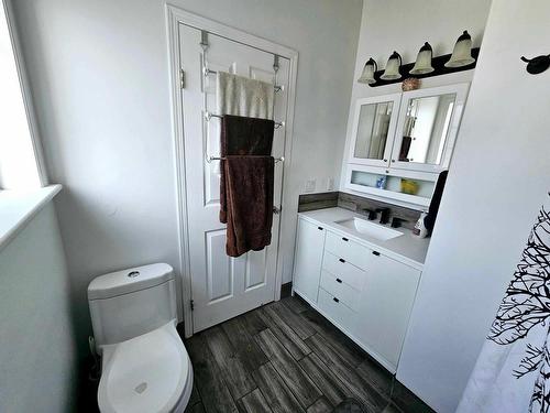 835 303Rd Street, Kimberley, BC - Indoor Photo Showing Bathroom