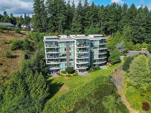 503-738 Sayward Hill Terr, Saanich, BC - Outdoor