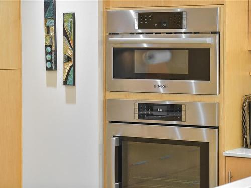 503-738 Sayward Hill Terr, Saanich, BC - Indoor Photo Showing Kitchen