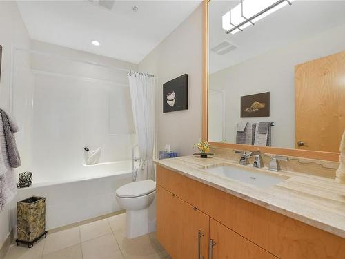 503-738 Sayward Hill Terr, Saanich, BC - Indoor Photo Showing Bathroom