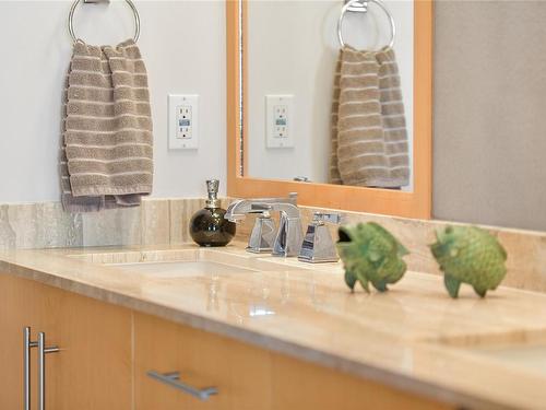 503-738 Sayward Hill Terr, Saanich, BC - Indoor Photo Showing Bathroom