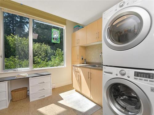 503-738 Sayward Hill Terr, Saanich, BC - Indoor Photo Showing Laundry Room