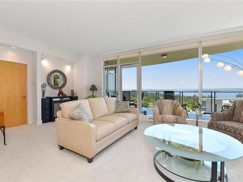 503-738 Sayward Hill Terr, Saanich, BC - Indoor Photo Showing Living Room