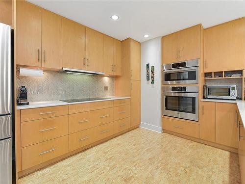 503-738 Sayward Hill Terr, Saanich, BC - Indoor Photo Showing Kitchen