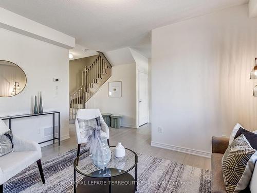 2662 Delphinium Tr, Pickering, ON - Indoor Photo Showing Living Room