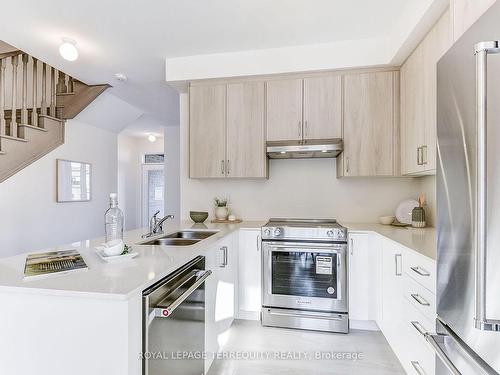 2662 Delphinium Tr, Pickering, ON - Indoor Photo Showing Kitchen With Double Sink With Upgraded Kitchen