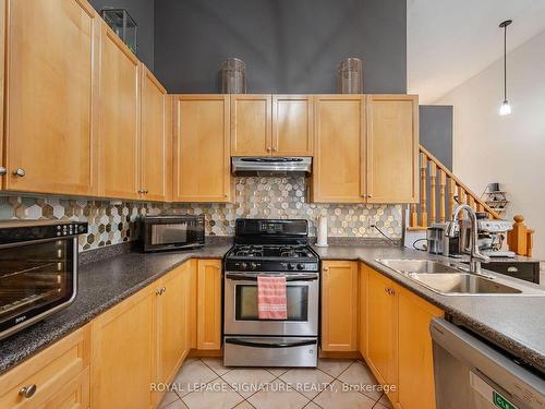 39 Newark Way, Brampton, ON - Indoor Photo Showing Kitchen With Double Sink