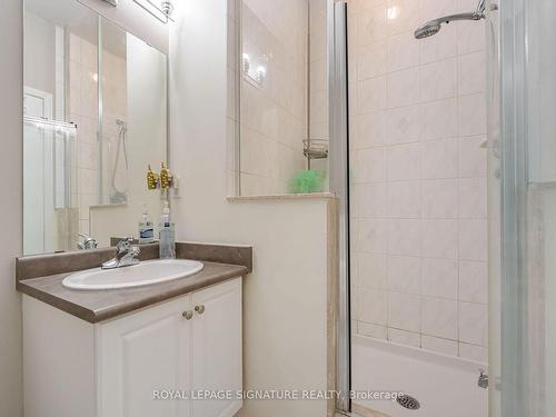 39 Newark Way, Brampton, ON - Indoor Photo Showing Bathroom