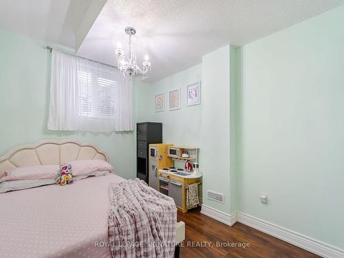 39 Newark Way, Brampton, ON - Indoor Photo Showing Bedroom