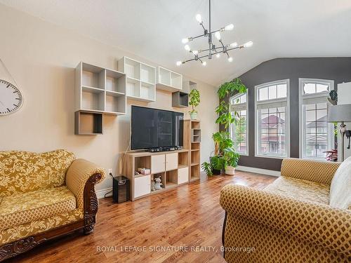 39 Newark Way, Brampton, ON - Indoor Photo Showing Living Room