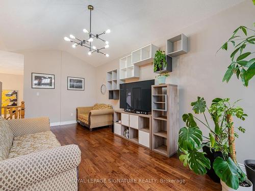 39 Newark Way, Brampton, ON - Indoor Photo Showing Living Room