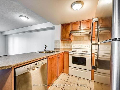 906-350 Princess Royal Dr, Mississauga, ON - Indoor Photo Showing Kitchen With Double Sink