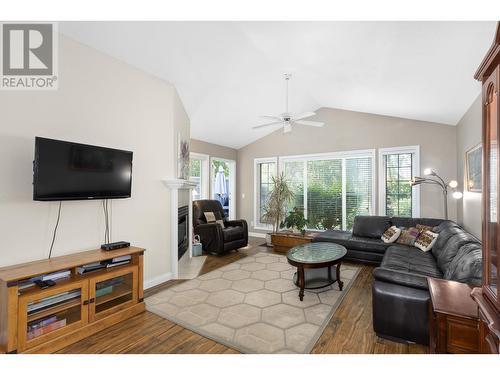 3775 Springbrook Road Unit# 18, Kelowna, BC - Indoor Photo Showing Living Room