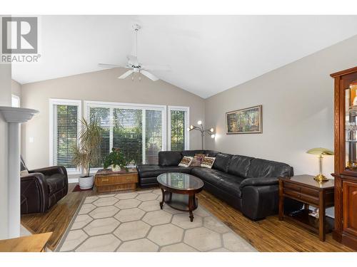 3775 Springbrook Road Unit# 18, Kelowna, BC - Indoor Photo Showing Living Room