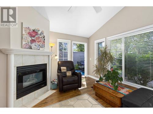 3775 Springbrook Road Unit# 18, Kelowna, BC - Indoor Photo Showing Living Room With Fireplace