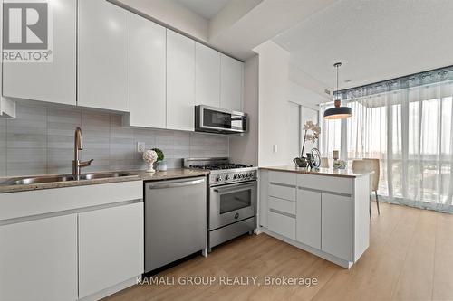 1605 - 30 Canterbury Place, Toronto (Willowdale West), ON - Indoor Photo Showing Kitchen With Double Sink