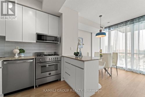 1605 - 30 Canterbury Place, Toronto (Willowdale West), ON - Indoor Photo Showing Kitchen With Upgraded Kitchen