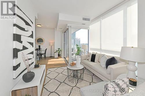 901 - 5180 Yonge Street, Toronto (Willowdale West), ON - Indoor Photo Showing Living Room