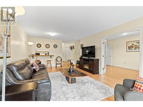 851 5 Avenue Sw Unit# 304, Salmon Arm, BC - Indoor Photo Showing Living Room