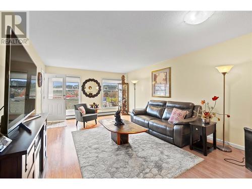 851 5 Avenue Sw Unit# 304, Salmon Arm, BC - Indoor Photo Showing Living Room