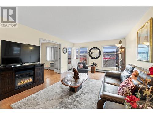 851 5 Avenue Sw Unit# 304, Salmon Arm, BC - Indoor Photo Showing Living Room