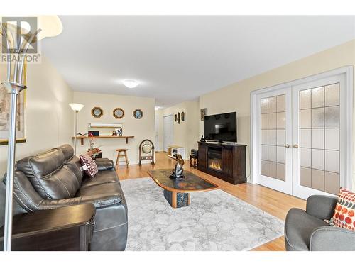 851 5 Avenue Sw Unit# 304, Salmon Arm, BC - Indoor Photo Showing Living Room