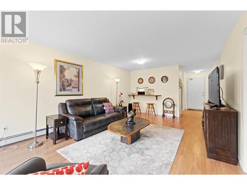 851 5 Avenue Sw Unit# 304, Salmon Arm, BC - Indoor Photo Showing Living Room