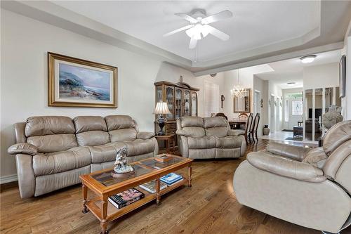 5293 Picketts Way, Burlington, ON - Indoor Photo Showing Living Room