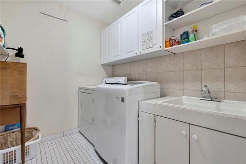 5293 Picketts Way, Burlington, ON - Indoor Photo Showing Laundry Room