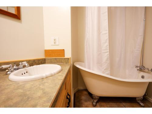 802 Richards Street, Nelson, BC - Indoor Photo Showing Bathroom