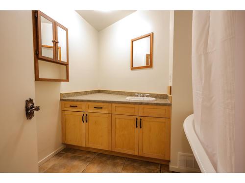 802 Richards Street, Nelson, BC - Indoor Photo Showing Bathroom