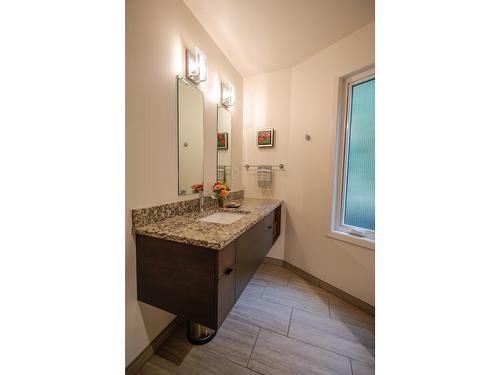 802 Richards Street, Nelson, BC - Indoor Photo Showing Bathroom