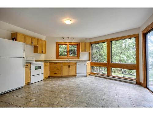 802 Richards Street, Nelson, BC - Indoor Photo Showing Kitchen