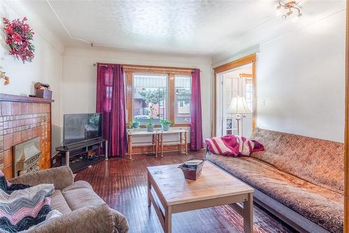 25 Chestnut Avenue, Hamilton, ON - Indoor Photo Showing Living Room