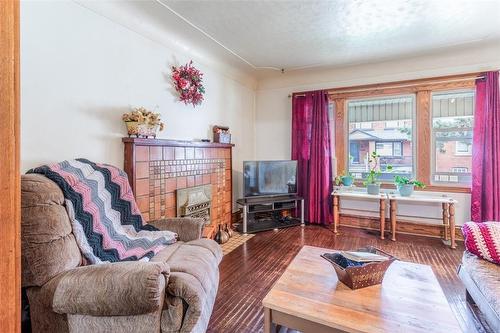 25 Chestnut Avenue, Hamilton, ON - Indoor Photo Showing Living Room