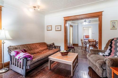 25 Chestnut Avenue, Hamilton, ON - Indoor Photo Showing Living Room