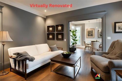 25 Chestnut Avenue, Hamilton, ON - Indoor Photo Showing Living Room