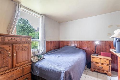 25 Chestnut Avenue, Hamilton, ON - Indoor Photo Showing Bedroom