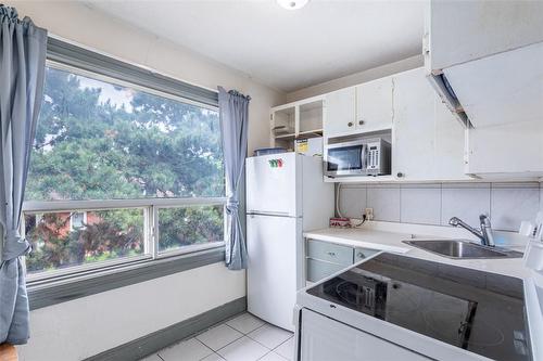 25 Chestnut Avenue, Hamilton, ON - Indoor Photo Showing Kitchen