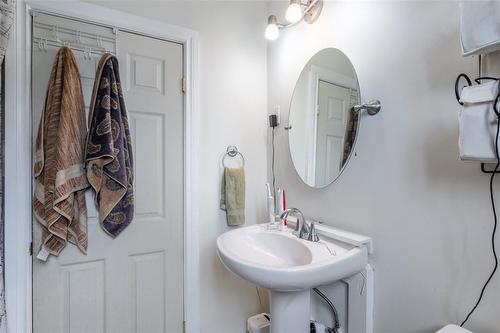 25 Chestnut Avenue, Hamilton, ON - Indoor Photo Showing Bathroom