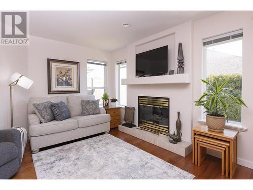 680 Valley Road Unit# 21, Kelowna, BC - Indoor Photo Showing Living Room With Fireplace