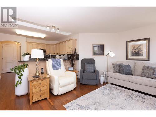 680 Valley Road Unit# 21, Kelowna, BC - Indoor Photo Showing Living Room