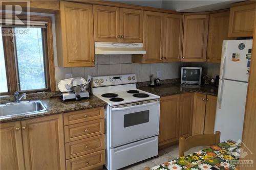 824 Bayview Drive, Ottawa, ON - Indoor Photo Showing Kitchen