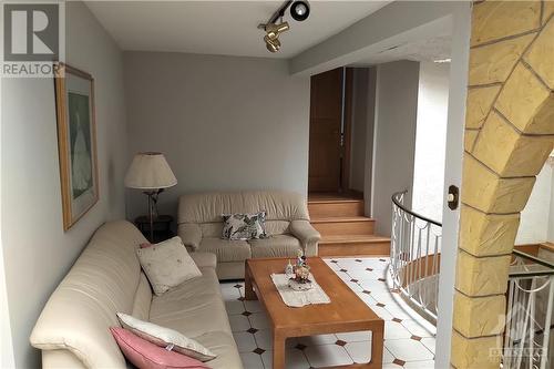 824 Bayview Drive, Ottawa, ON - Indoor Photo Showing Living Room