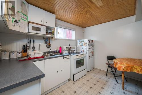 1204 S Tabor Boulevard, Prince George, BC - Indoor Photo Showing Kitchen