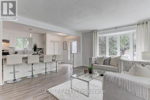 3381 Kelowna Court, Mississauga (Erindale), ON - Indoor Photo Showing Living Room