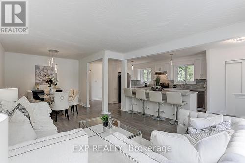 3381 Kelowna Court, Mississauga (Erindale), ON - Indoor Photo Showing Living Room