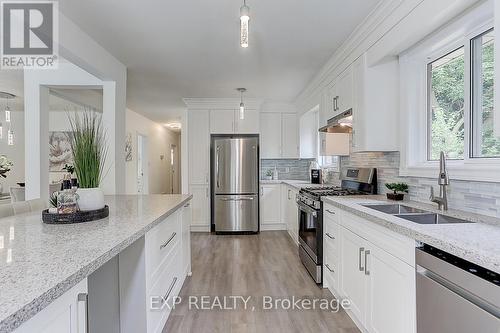 3381 Kelowna Court, Mississauga (Erindale), ON - Indoor Photo Showing Kitchen With Double Sink With Upgraded Kitchen